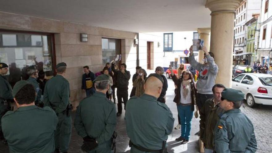 Varios agentes impiden el acceso al Pleno de marzo a los vecinos del colectivo «Por la democracia en Cuideiru».
