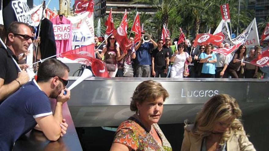 Pancartas con trajes contra la privatización del TRAM
