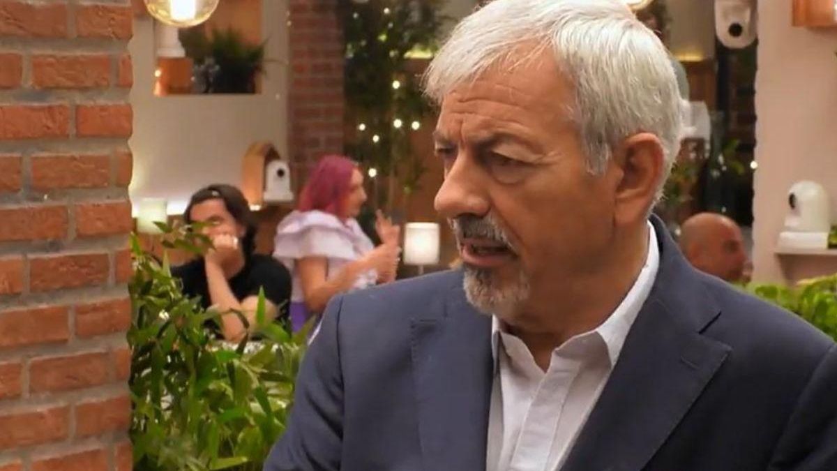 Asusta a su cita en 'First Dates' con su familia de Murcia Te saca el cuchillo