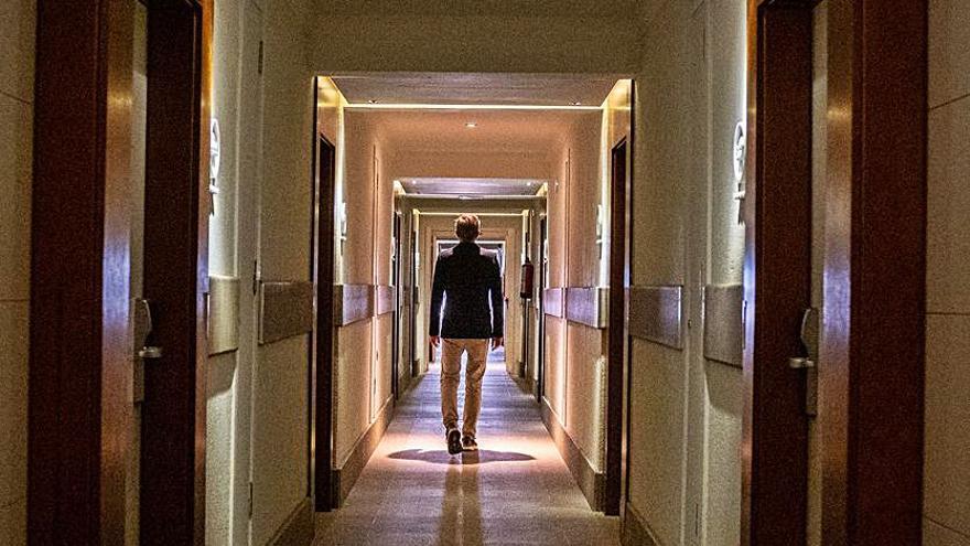 Bart Rozema, director del Tigotan, camina por uno de los pasillos del hotel. | | A. G.