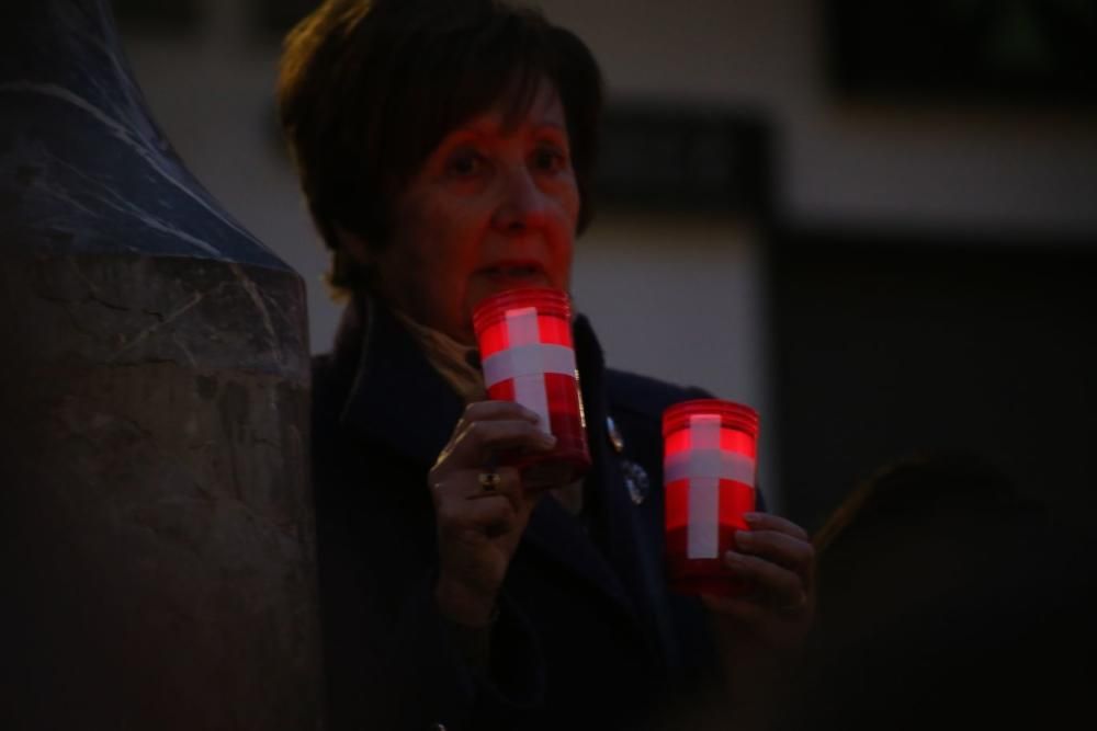 Unos 300 vecinos se concentran en la plaza de España para defender la Cruz ante su inminente retirada y con un espectacular despliegue de Guardia Civil para evitar incidentes.