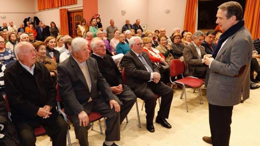 El alcalde (derecha), junto a los vecinos de Coruxo homenajeados por el Día del Padre. // José Lores