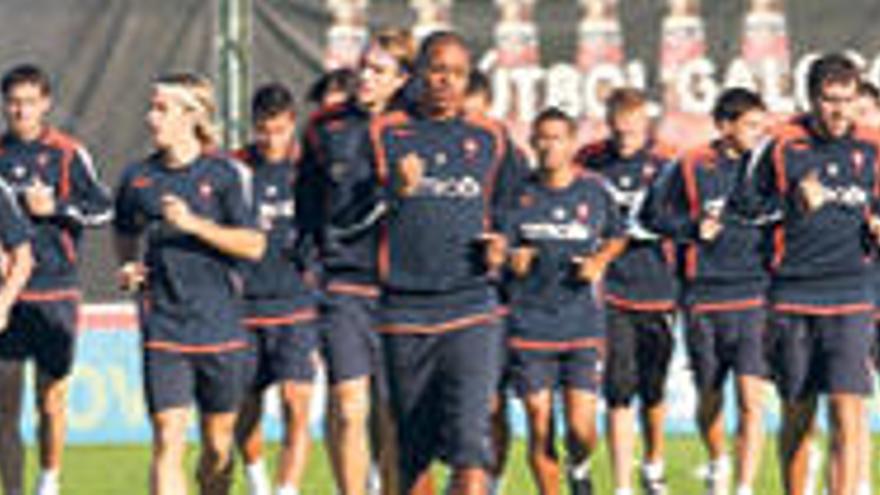 Parte de la plantilla del Celta, durante el último entrenamiento que celebró esta semana en A Madroa. // Jesús de Arcos