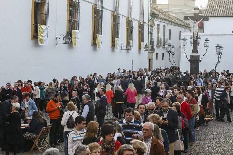 GALERÍA GRÁFICA / Colas para rendir culto a la Virgen de los Dolores