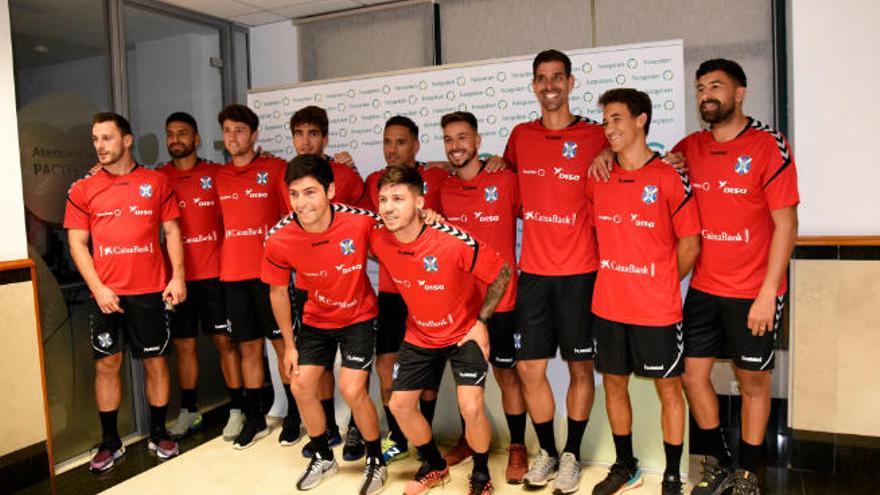 Los once jugadores del Tenerife que pasaron los reconocimientos médicos ayer por la mañana en Hospiten Rambla.