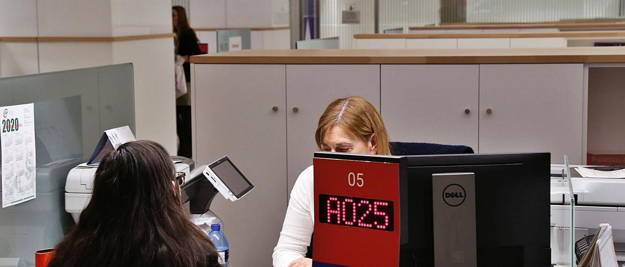 Sala de atención a los parados en una oficina de Empleo de València.