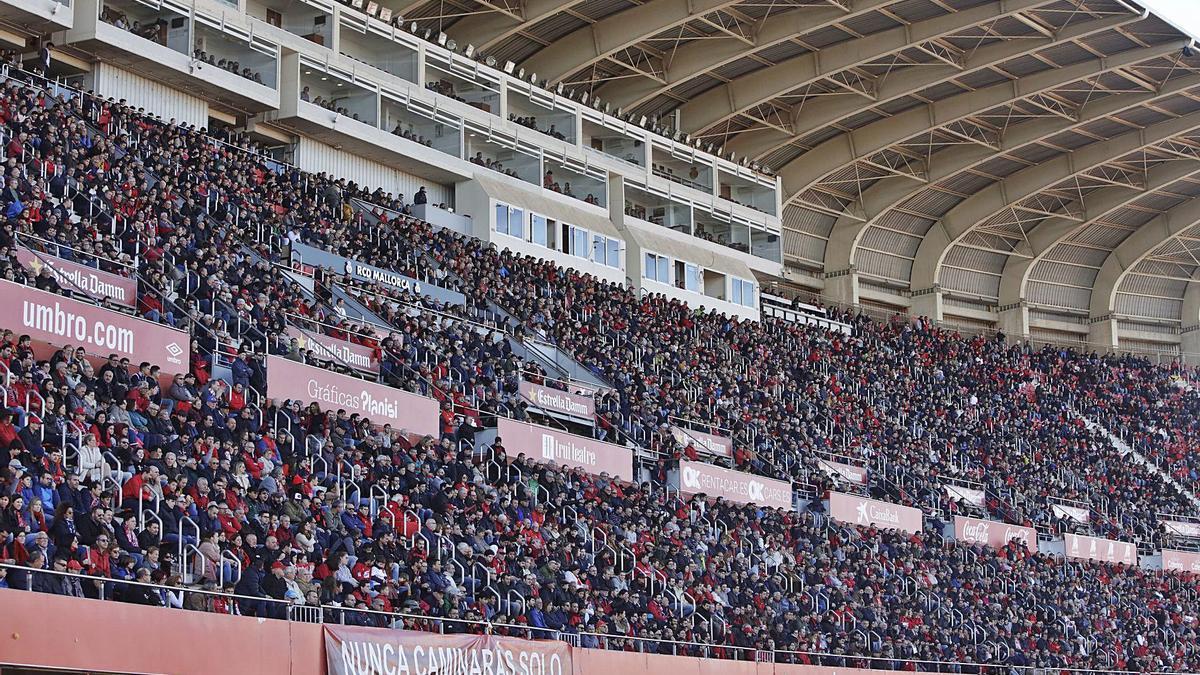 Imagen de la Tribuna Cubierta y Descubierta de Son Moix llena.