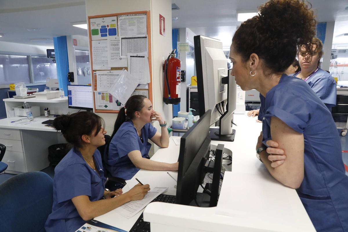 Profesionales de la UCI del San Agustín de Avilés, en un momento de trabajo.