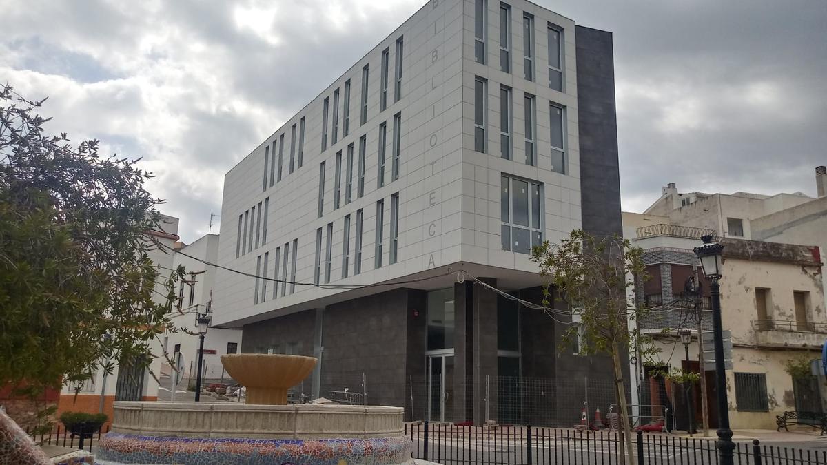 El edificio de la nueva biblioteca se ha construido en el solar del antiguo Ayuntamiento.