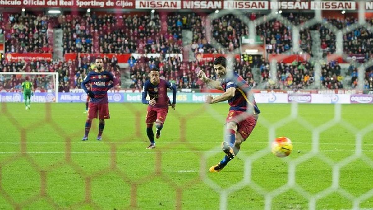 Suárez lanza el penalti que para Cuéllar en el Sporting-Barça.