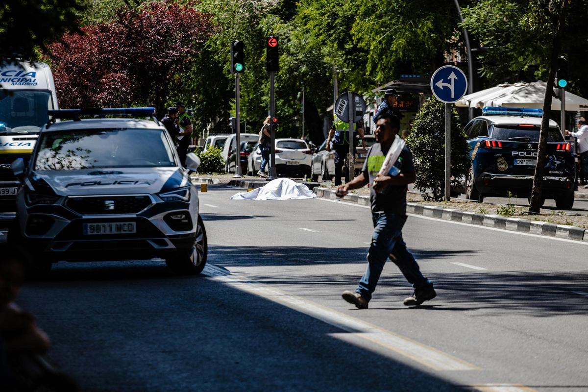 Agentes de la policía custodian el cuerpo de una de las víctimas fallecidas en un atropello en el Paseo de Extremadura, a 27 de abril de 2023, en Madrid, (España).