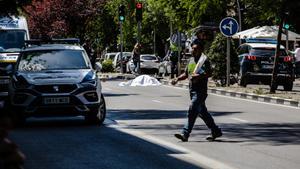 Agentes de la policía custodian el cuerpo de una de las víctimas fallecidas en un atropello en el Paseo de Extremadura, a 27 de abril de 2023, en Madrid, (España).