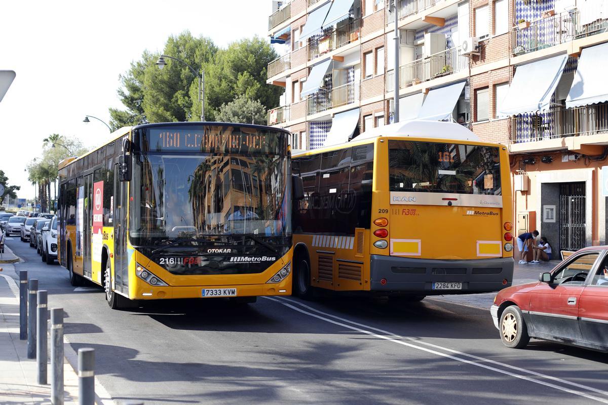 Dos autobuses se cruzan en Xirivella.