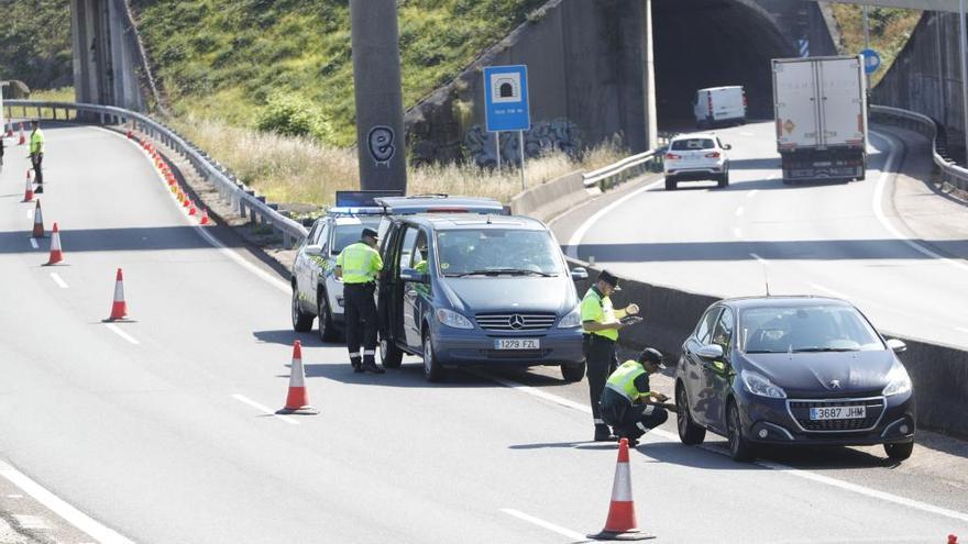 Un momento durante la reconstrucción del accidente realizada por la Guardia Civil. // Ricardo Grobas