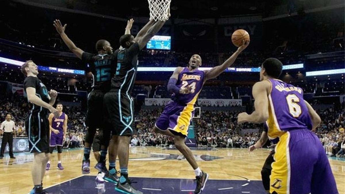 Kobe Bryant se despide con una derrota ante los Hornets 