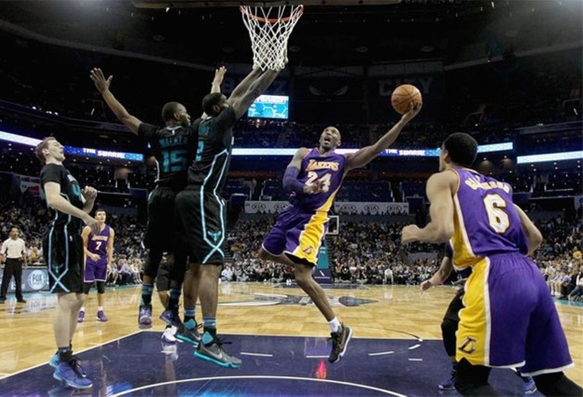 Kobe Bryant se despide con una derrota ante los Hornets