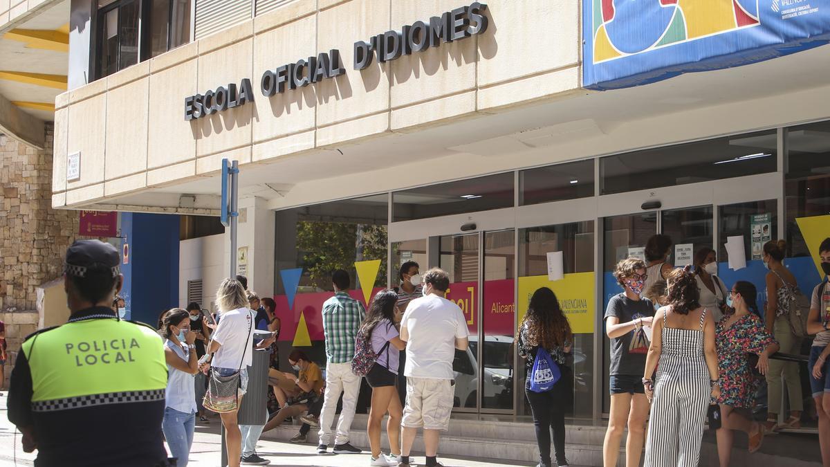 Alumnos a las puertas de la Escuela Oficial de Idiomas