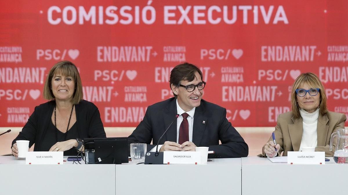 El líder del PSC, Salvador Illa, con Lluïsa Moret y Núria Marín, en la reunión de la dirección del partido este lunes.