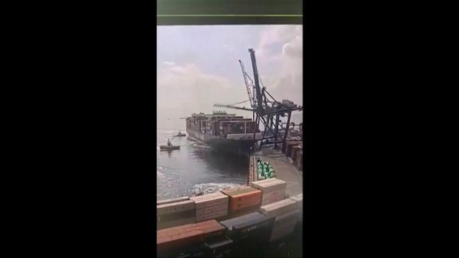Un barco chino derriba tres grúas al atracar en un puerto turco