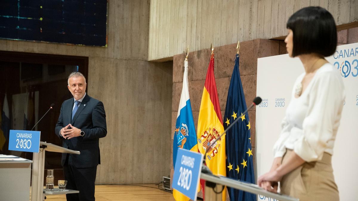 Ángel Víctor Torres y Diana Morant tras la firma del pacto por la ciencia en Canarias.