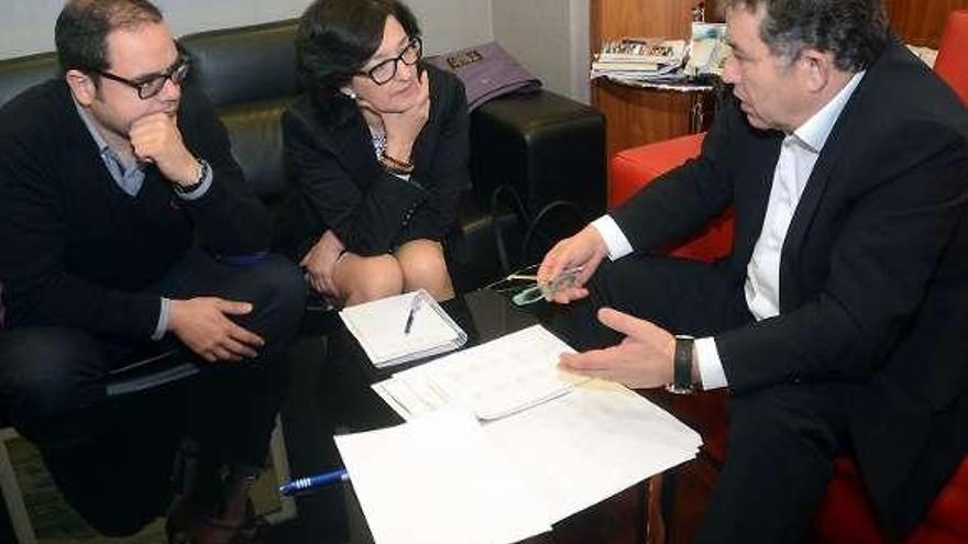 Corbacho, Antonia Blanco y Lores, en la reunión de ayer. // R. Vázquez