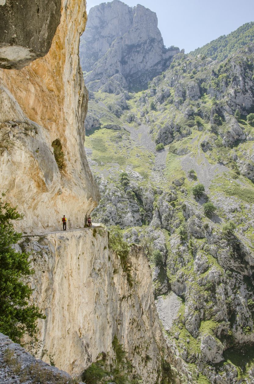 Un paisaje rocoso por entre montañas que se elevan a más de 2.000 metros de altura.