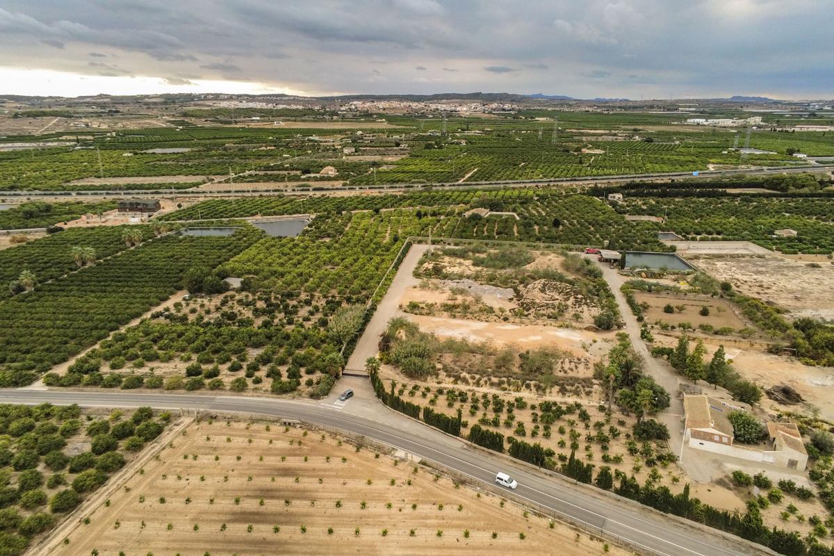 Zona aproximada afectada por el proyecto, en una imagen de archivo. Al fondo el casco urbano de San Miguel. En primer término,  la carrtera de La Marquesa. A la derecha, el polígono industrial