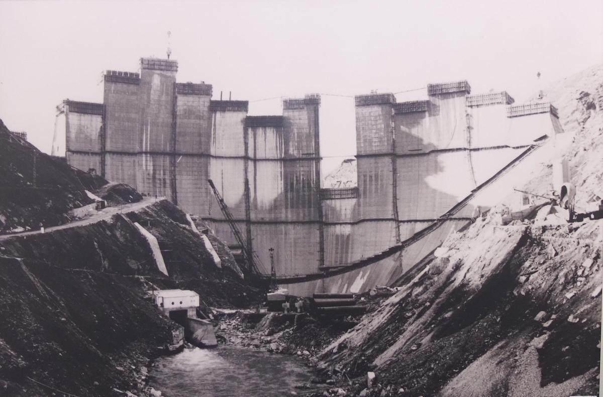 La presa cuenta con 8 galerías, una en los cimientos, una perimetral y seis horizontales