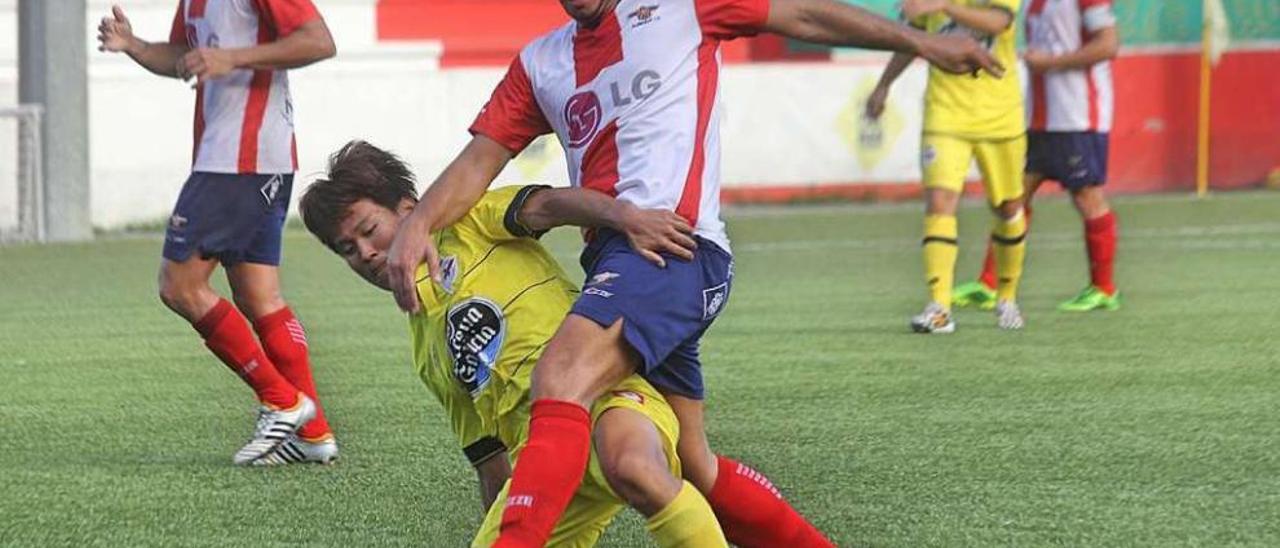 Carlos Campo en una acción en el partido ante el Deportivo B, poco antes de su lesión. // Santos Álvarez