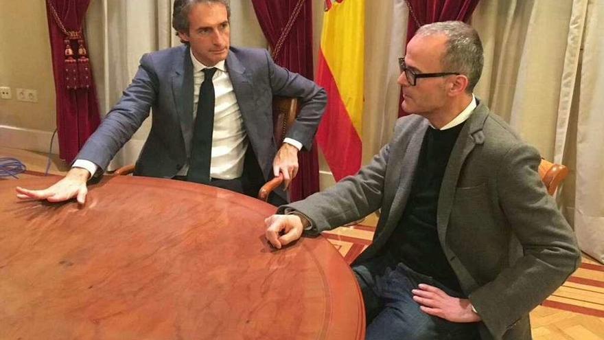 El ministro de Fomento, Íñigo de la Serna, con el alcalde, Jesús Vázquez, en la reunión que celebraron en Madrid // FdV