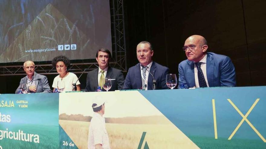 Donaciano Dujo (segundo por la derecha) preside un congreso de Asaja.