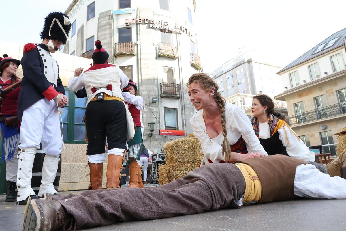 Dramatización del asesinato de tres hombres en la taberna de Xoana Rial que precipitó el alzamiento vigués contra los franceses.