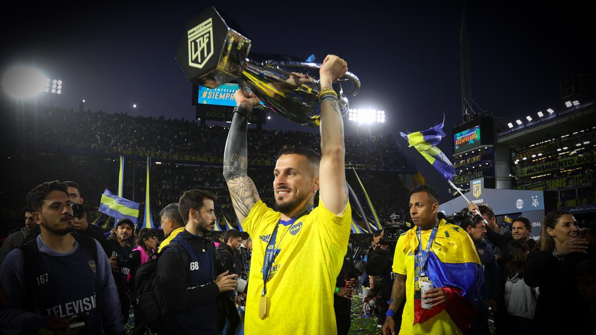 Jugadores de Boca Juniors celebran sobre el campo