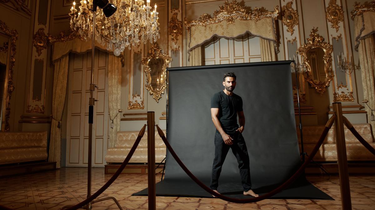 Iván Gómez, maquillador y peluquero de Chanel, en el Real Casino de Murcia.