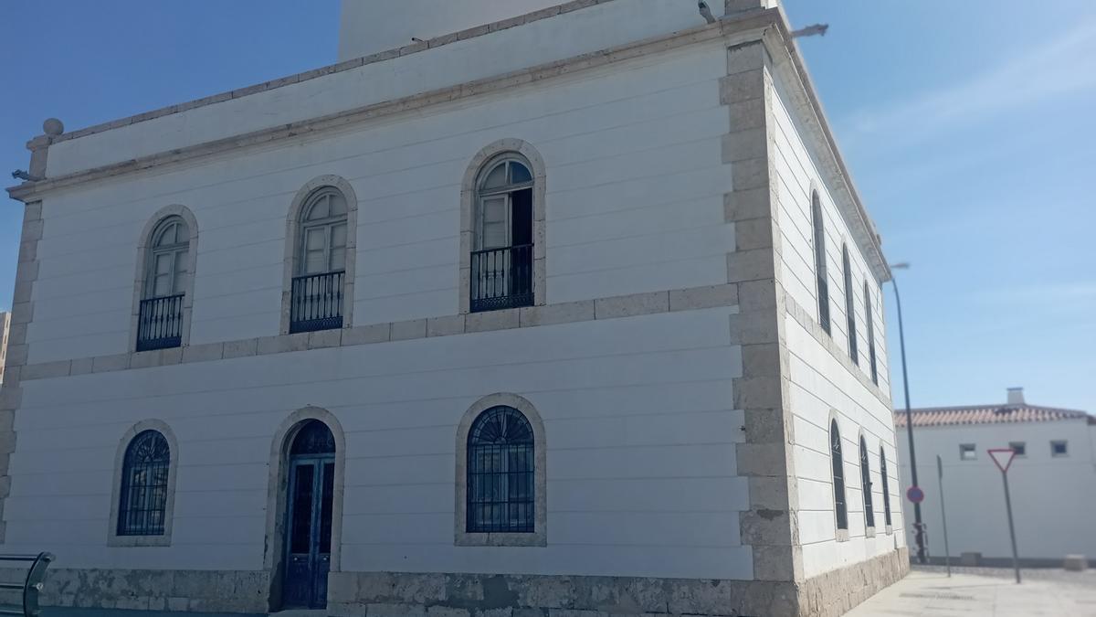La Farola, cerrados sus accesos pero con una ventana abierta el 25 de septiembre pasado; tras una foto en idéntico estado el día 16.