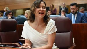 MADRID, 16/05/2024.- La presidenta de la Comunidad de Madrid, Isabel Díaz Ayuso, sonríe durante el pleno de la Asamblea de Madrid, este jueves. EFE/ Fernando Villar
