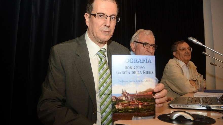 Guillermo García de la Riega muestra un ejemplar de la biografía de su bisabuelo.