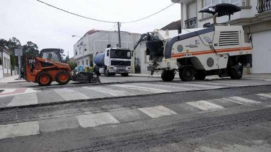 Obras para rebajar los badenes en el puente de A Illa.  // N. Parga