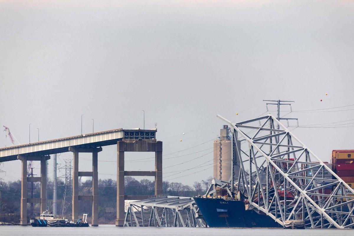 Equipos especializados de demolición empiezan cortando la parte superior del lado norte del puente Francis Scott Key.