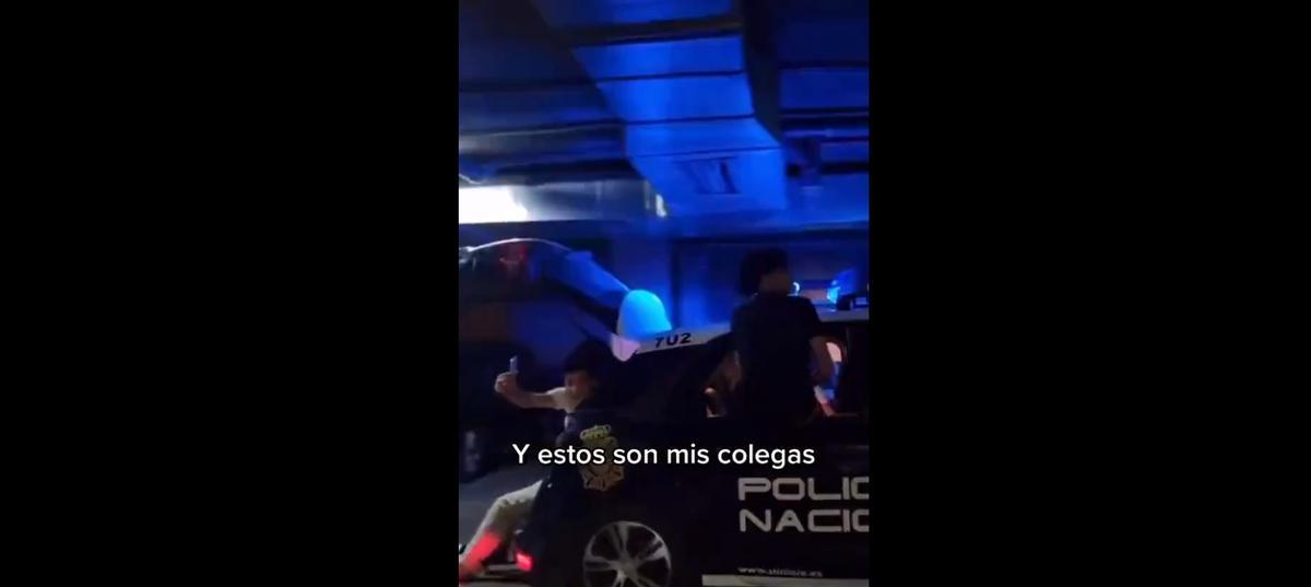 Falso coche de policía.
