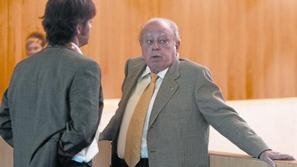 Jordi Pujol, con su hijo Oriol de espaldas, en un congreso de CDC.