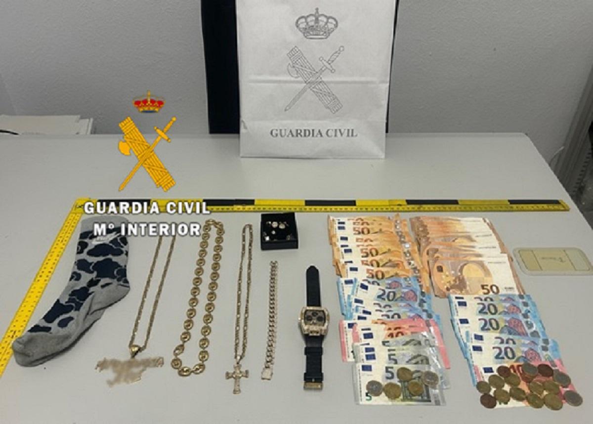 Pertenencias y dinero recuperados.