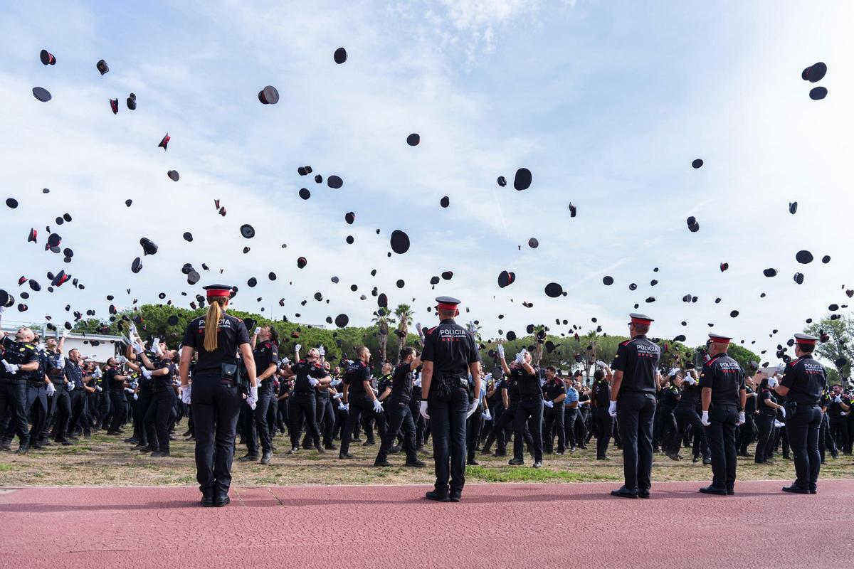 Lanzamiento de gorras de los agentes graduados del Curso de formación básica para policías.