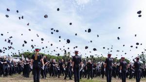 Lanzamiento de gorras de los agentes graduados del Curso de formación básica para policías.