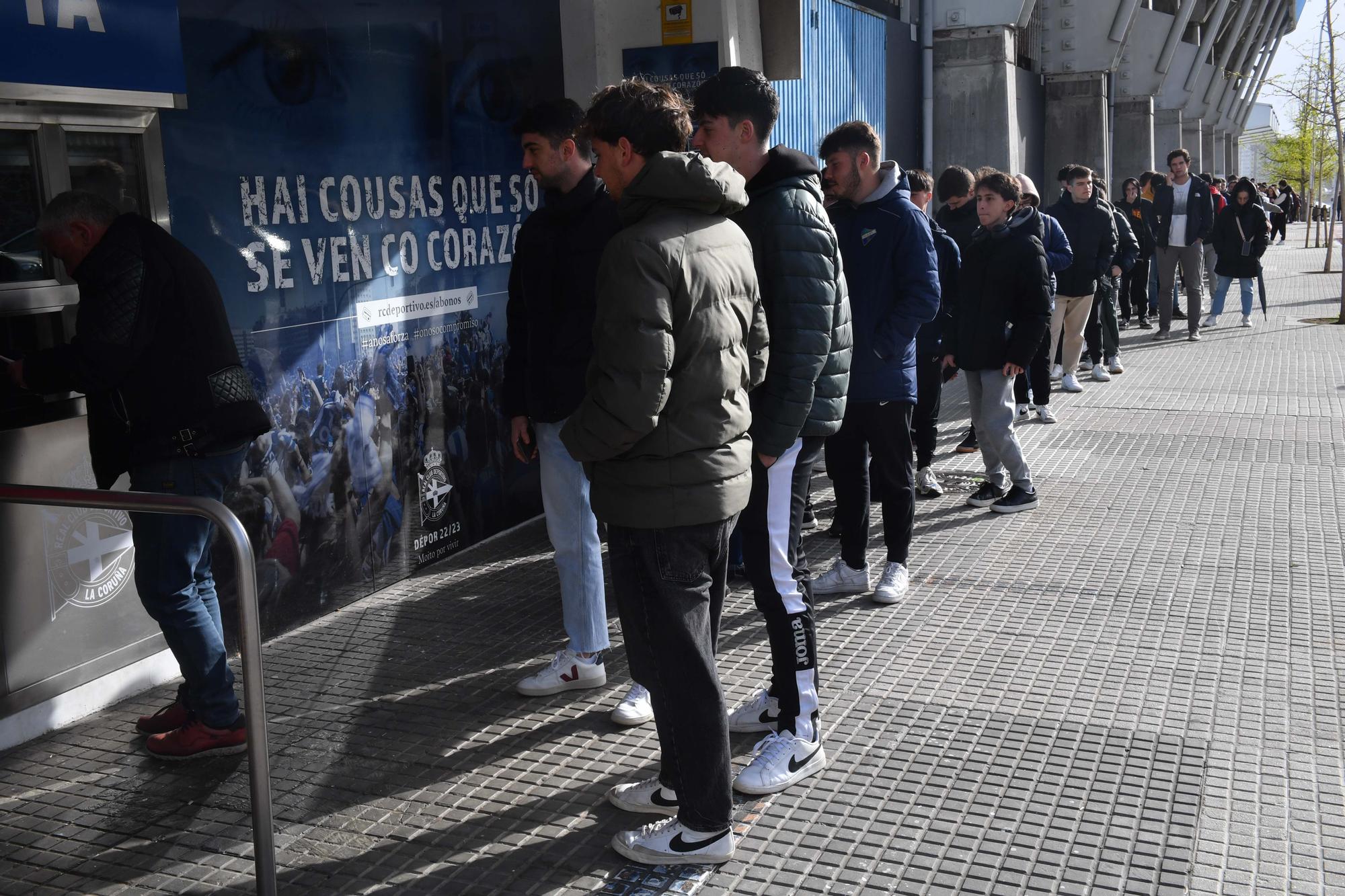 Colas en Riazor por las últimas entradas para el derbi Rácing de Ferrol - Deportivo en A Malata