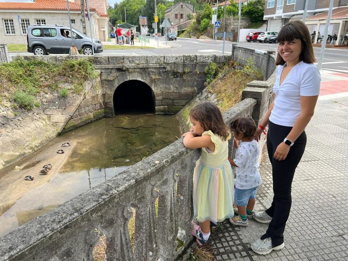 Iria Malvido (PSOE de Cangas), ayer con sus hijos en Aldán.   | // FDV