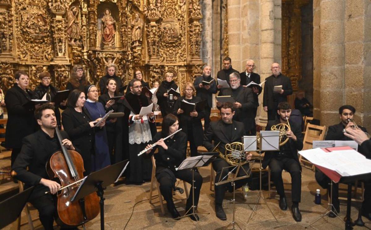 El coro y una banda pusieron música a la ceremonia. | P.H.G.