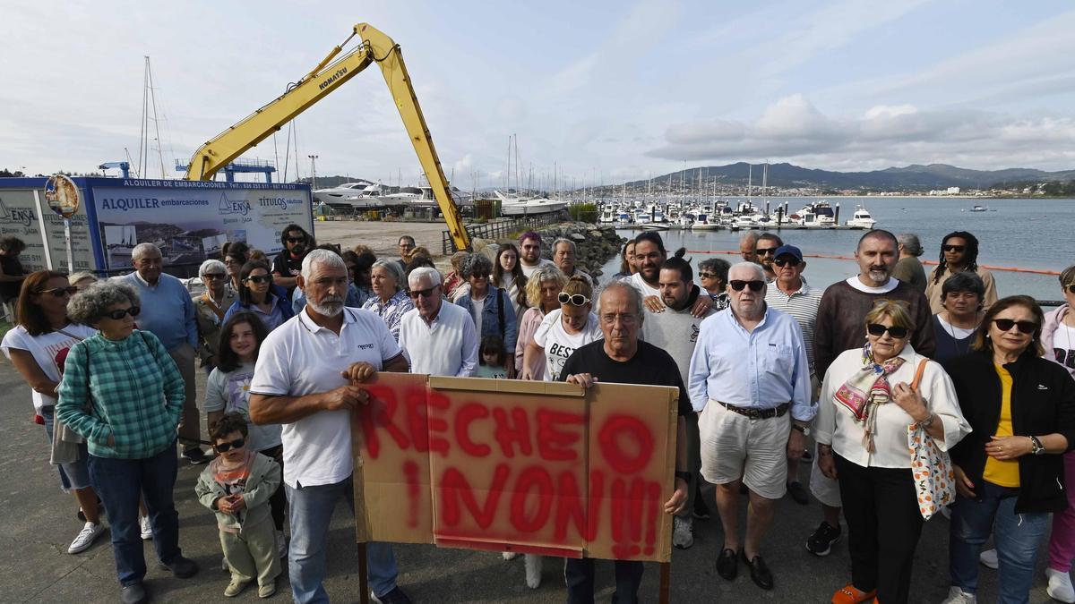 La concentración diaria de la plataforma creció ayer con motivo del inicio de las obras.