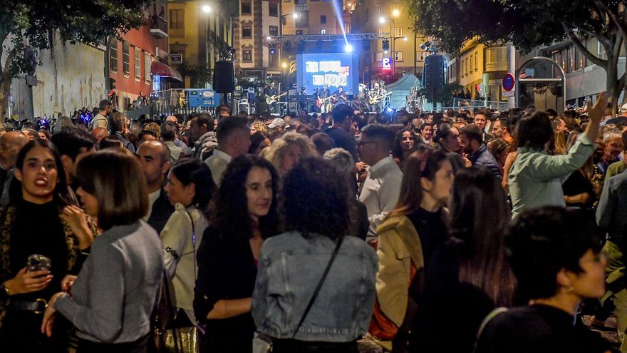 La fiesta y los brindis copan Triana en una animada Noche de Reyes