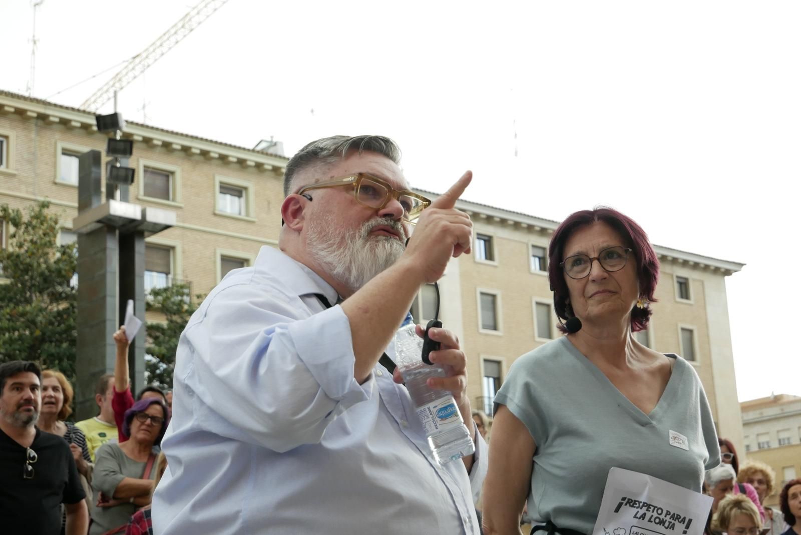 En imágenes | El abrazo a la Lonja de Zaragoza